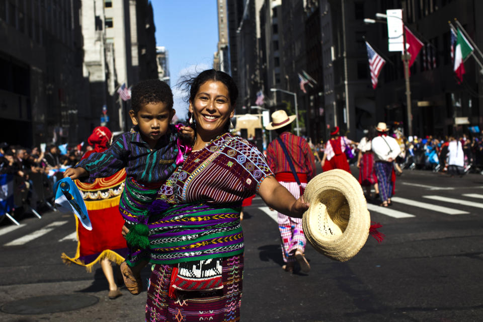 Personas con atuendos típicos de Guatemala en el desfile de la Herencia Hispana de Nueva York. (Reuters)