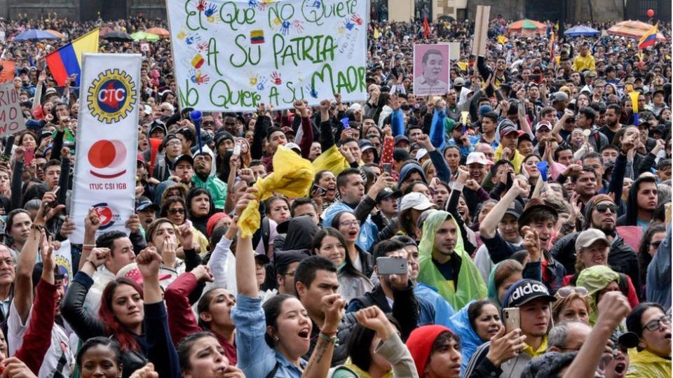 Centenares de miles de colombianos salieron este jueves a marchar en todo el país en contra del gobierno de Iván Duque.