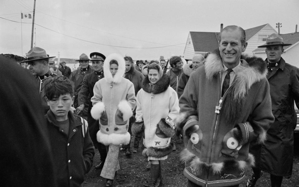 Queen Elizabeth II with Prince Philip and Princess Anne in Tuktoyaktuk, in the Northwest Territories of Canada, July 1970 - David Cairns /Hulton Archive 