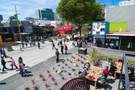 <b>Christchurch, Nueva Zelanda</b><br> Al sur de Nueva Zelanda, la “Ciudad Jardín” es la bohemia por excelencia y un lugar de paso imperdible para conocer los escenarios y llanuras más bellas de Canterbury. Espíritu, determinación y talento son el trío que se ha unido para levantar a Christchurch de entre los escombros provocados por los devastadores terremotos en 2010 y 2011. Los amantes de la comida se sorprenderán con la variedad gastronómica de Christchurch, desde Birmania pasando por Turquía hasta las especialidades locales; además de disfrutar de música en vivo e innovadoras obras de arte emplazadas en los sitios vacíos por la demolición. Este será un año interesante para unirse su renacimiento.