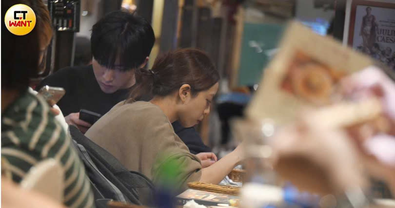 席間何紫妍自顧自吃著晚餐，黃宏軒在一旁滑手機，兩人互動很自然熟悉。（圖／本刊攝影組）