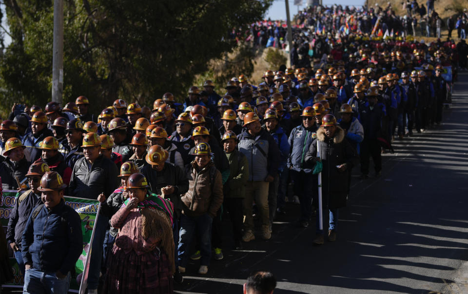 Mineros que apoyan al presidente boliviano Luis Arce marchan en La Paz, Bolivia, el viernes 12 de julio de 2024. (AP Foto/Juan Karita)