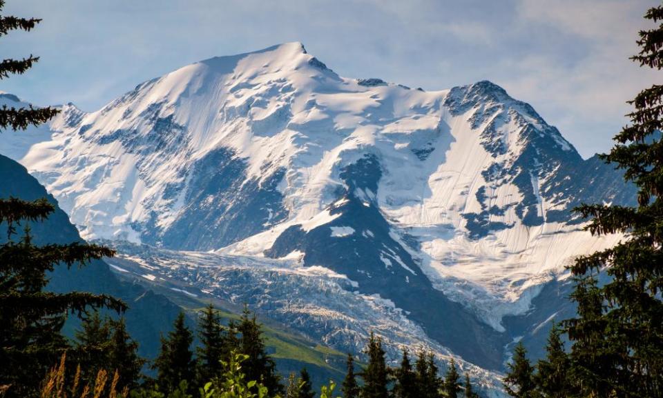 Mont Blanc mountain and the Glacier de Bionnassay in summer, French Alps, France, EuropeEEY58K Mont Blanc mountain and the Glacier de Bionnassay in summer, French Alps, France, Europe