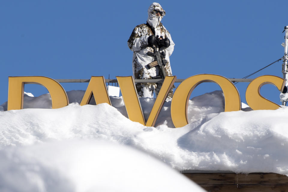 Un agente de las fuerzas especiales suizas hace guardia sobre el tejado del Hotel Kongress, cerca del Centro de Congresos, en la primera jornada de la 49na edición del Foro Económico Mundial, en Davos, Suiza, el 22 de enero de 2019. (Laurent Gillieron/Keystone via AP)