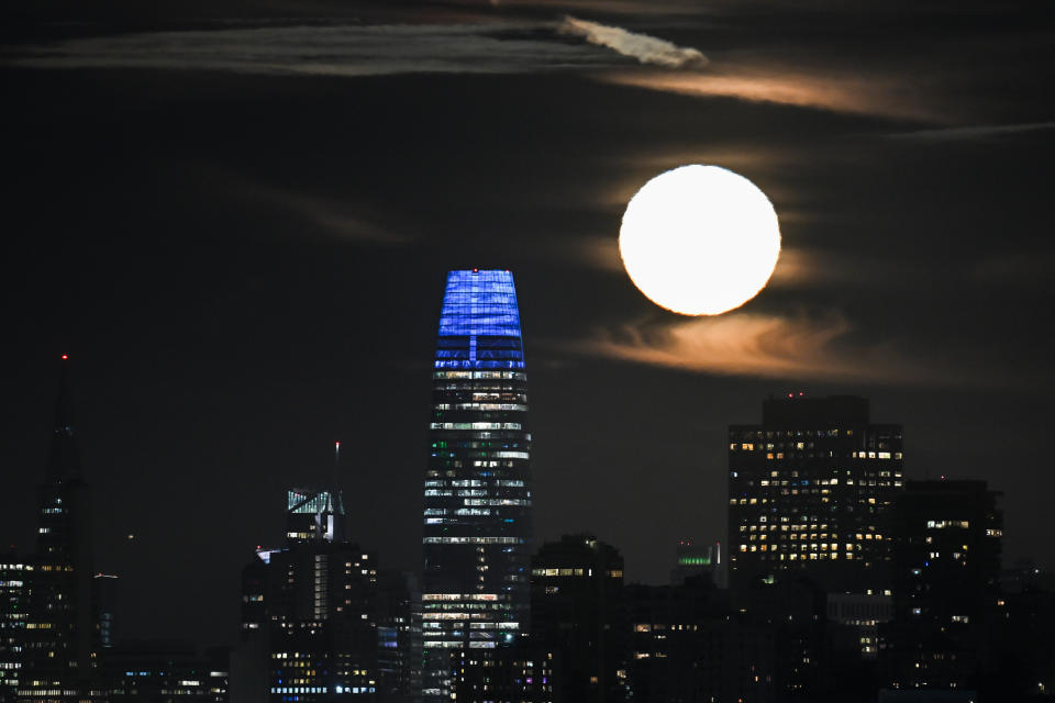 La luna fulgurante sobre San Francisco