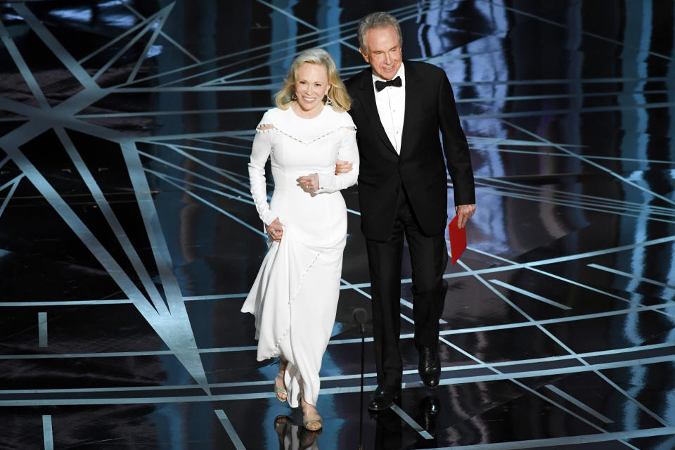 Actors Faye Dunaway and Warren Beatty speak onstage during the 89th Annual Academy Awards at Hollywood &amp; Highland Center on Feb. 26, 2017 in Hollywood, California.&nbsp;