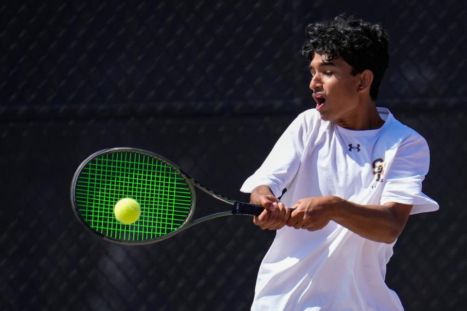 Avi Mahajan de Seven Hills compite contra Jack Pollock de Indian Hill durante el torneo estatal de tenis masculino de la División II en el Ty Tucker Tennis Center de la Universidad Estatal de Ohio.  Terminó segundo en el estado después de vencer a Pollock.