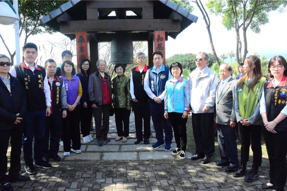 花蓮縣二二八關懷協會今天在花蓮縣和平公園追思致意，眾人敲響和平鐘。（王志偉攝）