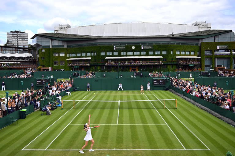 Wimbledon, el torneo de tenis más prestigioso del mundo, volverá a recibir a jugadores rusos y bielorrusos