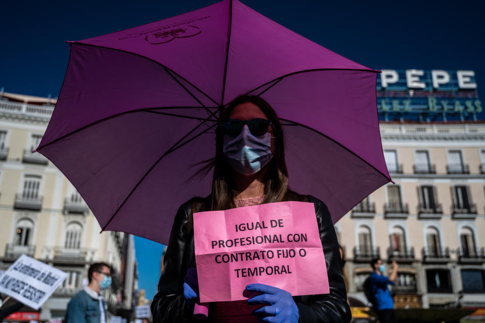 Las pancartas para la reflexión de enfermeros y enfermeras sobrepasados en Madrid