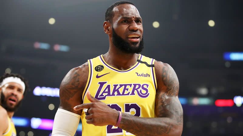 La reacción de LeBron James, de Los Angeles Lakers, a una jugada contra los Philadelphia 76ers durante la primera mitad del partido en el Staples Center, realizado el 3 de marzo de 2020 en Los Ángeles, California. (Foto de Katelyn Mulcahy/Getty Images)