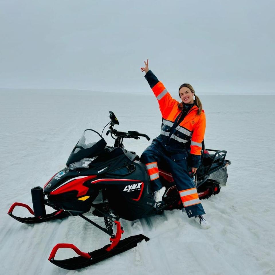 Alessandra Ambrosio disfrutando de su excursión en moto de nieve por los paisajes helados de Islandia.