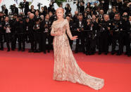 Glanzvoller Auftritt von Helen Mirren: Die Schauspielerin zeigt sich in einer schimmernden Metallic-Robe. Perfekt dazu harmonieren ihre rosafarbenen Haare und der Schmuck von Chopard.