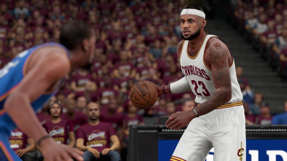 La imagen virtual del superestrella de la NBA Lebron James apareció, con todo y sus tatuajes, en un videojuego. Sus productores fueron demandados por quienes se consideran los poseedores de los derechos de autor de los tatuajes. (DigitalTrends/Yahoo)