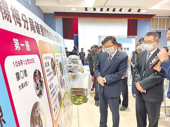 桃園市楊梅警分局以科技辦案破獲大麻種子跨境走私案，桃園市長鄭文燦25日頒獎表揚，讚桃警成功阻止大量毒品流入市面，守護國人健康。（蔡依珍攝）