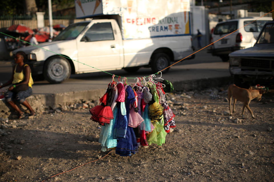 <p>Für den bald beginnenden Karneval auf Haiti hängen in der Hauptstadt Port-au-Prince bunte Kostüme bereit. Hunderttausend Menschen säumen jährlich die Strecke des Umzugs quer durch das Zentrum von Port-au-Prince. Später ziehen die Musiker auch durch die abgelegeneren Viertel, in denen sie selbst zu Hause sind.<br> (Bild: Reuters) </p>