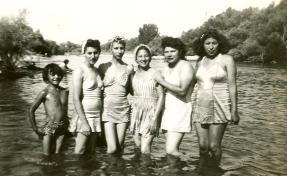 Jóvenes mexicano-estadounidenses de San Bernardino se bañan en el río Santa Ana por la restricción de acceso a la piscina municipal (mediados de 1930).
