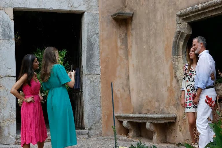 La princesa fotografía a su padre con su hermana en los jardines de Alfabia en Bunyola