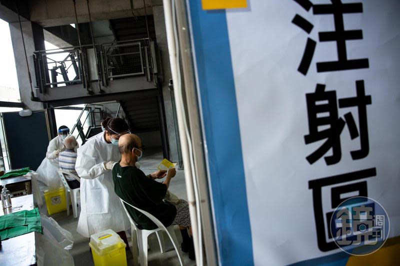 黃郁芬指出，未設籍台北市的長者若不會上網恐將無法接種第二劑AZ疫苗。（本刊資料照）
