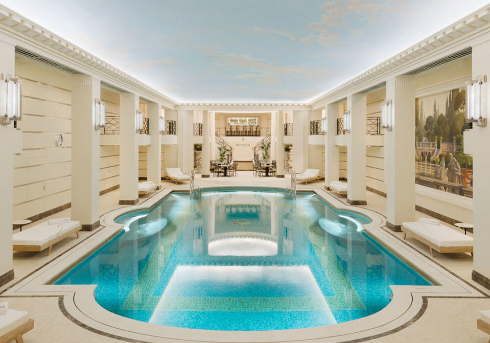 Photo d'illustration<br><p>Haut lieu du luxe parisien, l’hôtel du Ritz possède une piscine raffinée qui transporte en quelques longueurs. On adore son plafond qui vous enverra au septième ciel !</p><p><b>La piscine du Ritz</b></p><p><b>Entrée : tarifs selon soins</b></p><p><b>Taille du bassin : 16 mètres</b></p><p><b>Plus d’infos sur <a href="https://www.ritzparis.com/fr-FR" rel="nofollow noopener" target="_blank" data-ylk="slk:le Ritz;elm:context_link;itc:0;sec:content-canvas" class="link ">le Ritz </a></b></p><p><b>15, place Vendôme 75001 Paris</b></p><br><br><a href="https://www.elle.fr/Loisirs/Sorties/Piscine-Paris#xtor=AL-541" rel="nofollow noopener" target="_blank" data-ylk="slk:Voir la suite des photos sur ELLE.fr;elm:context_link;itc:0;sec:content-canvas" class="link ">Voir la suite des photos sur ELLE.fr</a><br><h3> A lire aussi </h3><ul><li><a href="https://www.elle.fr/Societe/News/Canicule-2020-quelles-mesures-sont-prises-par-la-ville-de-Paris-3872323#xtor=AL-541" rel="nofollow noopener" target="_blank" data-ylk="slk:Canicule 2020 : quelles mesures sont prises par la ville de Paris ?;elm:context_link;itc:0;sec:content-canvas" class="link ">Canicule 2020 : quelles mesures sont prises par la ville de Paris ?</a></li><li><a href="https://www.elle.fr/Deco/Exterieur/Piscine/les-recompenses-du-10es-trophees-de-la-piscine-2015#xtor=AL-541" rel="nofollow noopener" target="_blank" data-ylk="slk:Les plus belles piscines privées de France;elm:context_link;itc:0;sec:content-canvas" class="link ">Les plus belles piscines privées de France</a></li><li><a href="https://www.elle.fr/Loisirs/Evasion/Voici-la-meilleure-piscine-d-hotel-en-Europe-3823049#xtor=AL-541" rel="nofollow noopener" target="_blank" data-ylk="slk:Voici la meilleure piscine d’hôtel en Europe;elm:context_link;itc:0;sec:content-canvas" class="link ">Voici la meilleure piscine d’hôtel en Europe </a></li><li><a href="https://www.elle.fr/Loisirs/Sorties/hotels/villas-avec-piscine-a-reserver-pour-cet-ete#xtor=AL-541" rel="nofollow noopener" target="_blank" data-ylk="slk:10 villas avec piscine à réserver pour cet été !;elm:context_link;itc:0;sec:content-canvas" class="link ">10 villas avec piscine à réserver pour cet été !</a></li><li><a href="https://www.elle.fr/Astro/Horoscope/Quotidien#xtor=AL-541" rel="nofollow noopener" target="_blank" data-ylk="slk:Consultez votre horoscope sur ELLE;elm:context_link;itc:0;sec:content-canvas" class="link ">Consultez votre horoscope sur ELLE</a></li></ul>