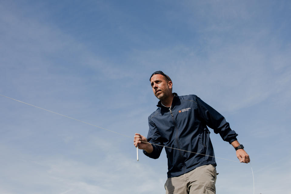 Shaun Ilten, jefe de jardinería del Galaxy de Los Ángeles, prepara el campo en el Coachella Valley Invitational, en Indio, California, el 16 de febrero de 2024. (Alex Welsh/The New York Times).