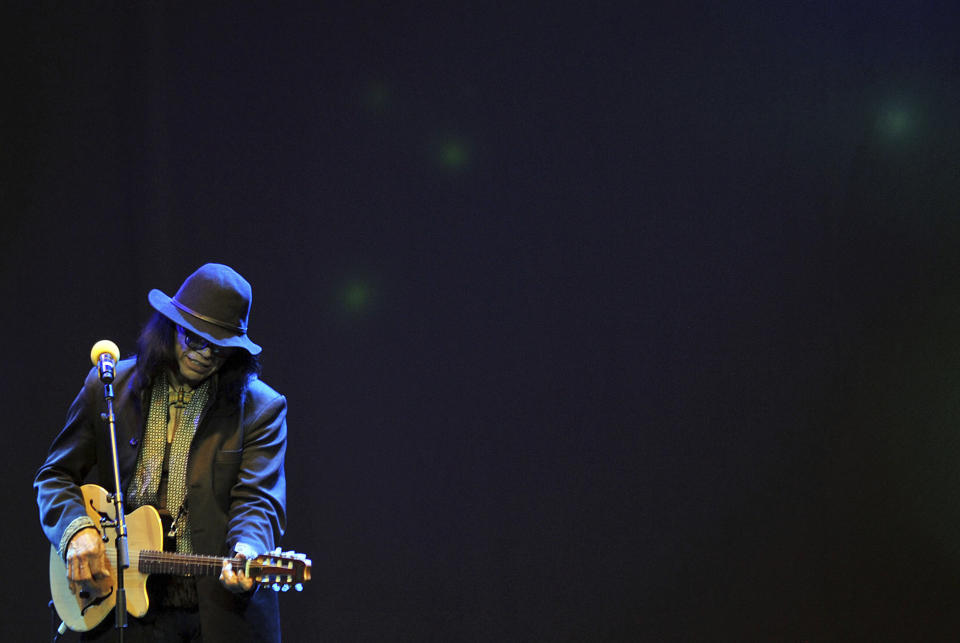 ARCHIVO - Sixto Rodriguez se presenta en Carnival City, cerca de Johannesburgo, el 12 de febrero de 2013. Rodriguez, quien fue retratado en el documental galardonado con el Oscar “Searching for Sugarman”, murió, informó el sito web Sugarman.org el martes 8 de agosto de 2023 y confirmó su nieta. Tenía 81 años. (Foto AP, archivo)