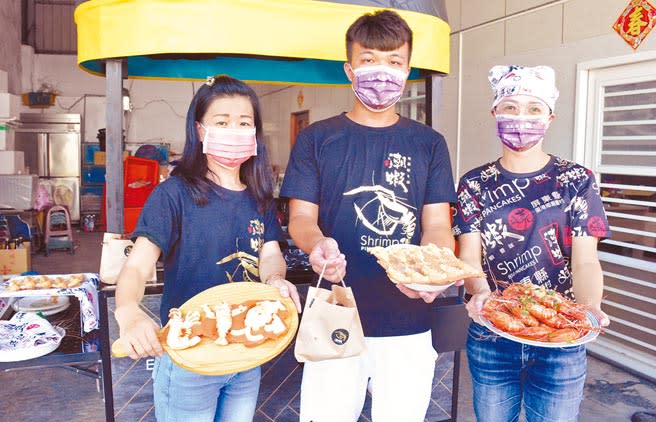 里港鄉潮厝社區青年創意發想，將社區產業泰國蝦結合雞蛋糕，打造「潮蝦」新品牌。（林和生攝）