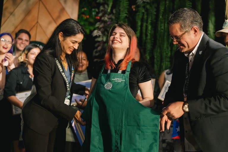 Camila Geese recibe el premio Starbucks LAC Barista Champion en Hacienda Alsace, finca de café Starbucks, en Costa Rica