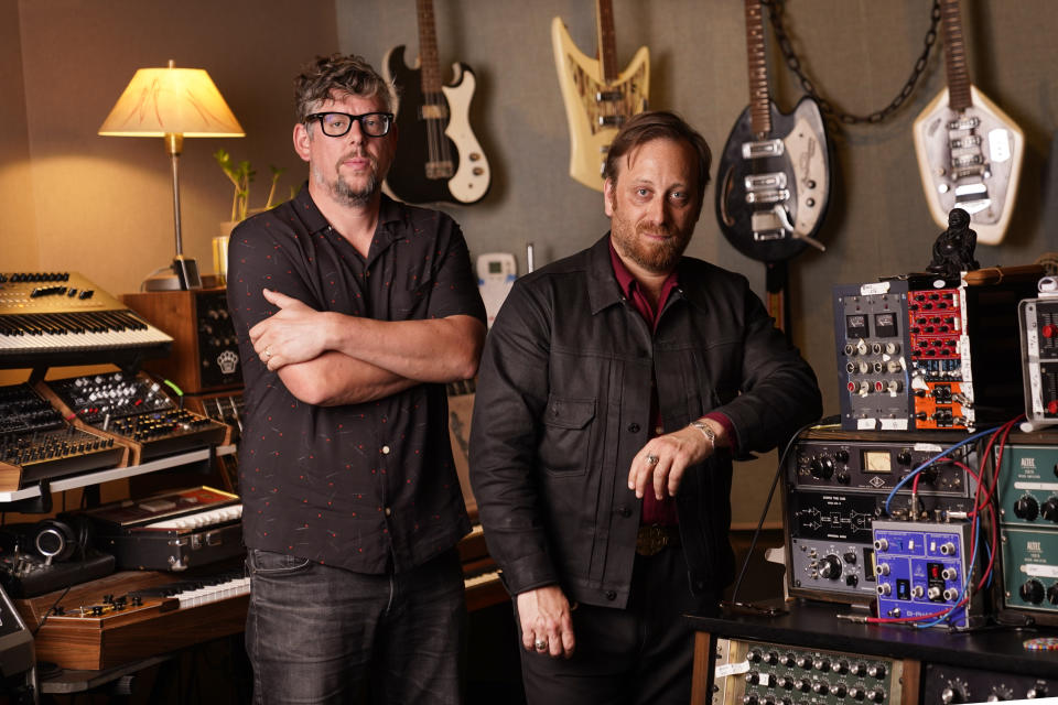 Patrick Carney, a la izquierda, y Dan Auerbach, de The Black Keys, posan en Nashville, Tennessee, el 20 de abril de 2022 para promover su 11er álbum de estudio, "Dropout Boogie". (Foto AP/Mark Humphrey)