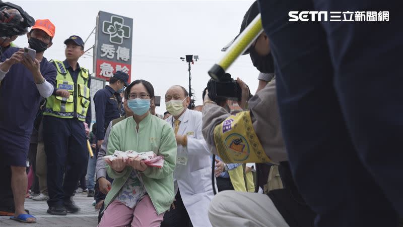 秀傳醫院護理師拿姊姊的衣物給媽祖婆加持