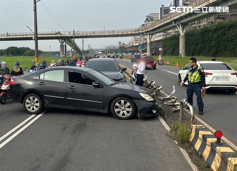 警方到場釐清車禍原因。（圖／翻攝畫面）