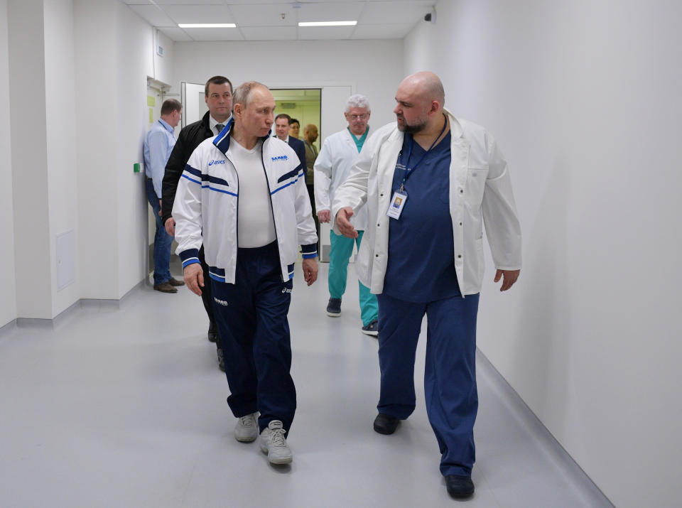 El presidente ruso Vladimir Putin (izq) recorre un hospital y conversa con su director Denis Protsenko sin usar tapabocas el 23 de marzo del 2020. Poco después a Protsenko se le detectó el coronavirus. Putin, sin embargo, no lo contrajo, según el Kremlin. (Alexei Druzhinin, Sputnik, Kremlin Pool Photo via AP, File)