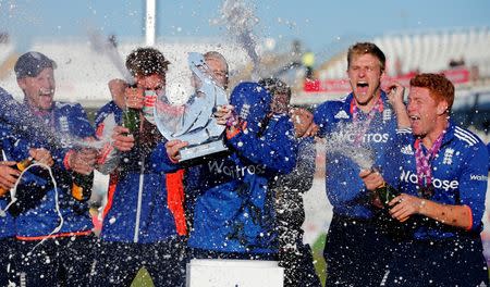 Cricket - England v New Zealand - Fifth Royal London One Day International - Emirates Durham ICG - 20/6/15 England's Eoin Morgan celebrates with the trophy and team mates after winning the Fifth Royal London One Day International Action Images via Reuters / Phil Noble Livepic