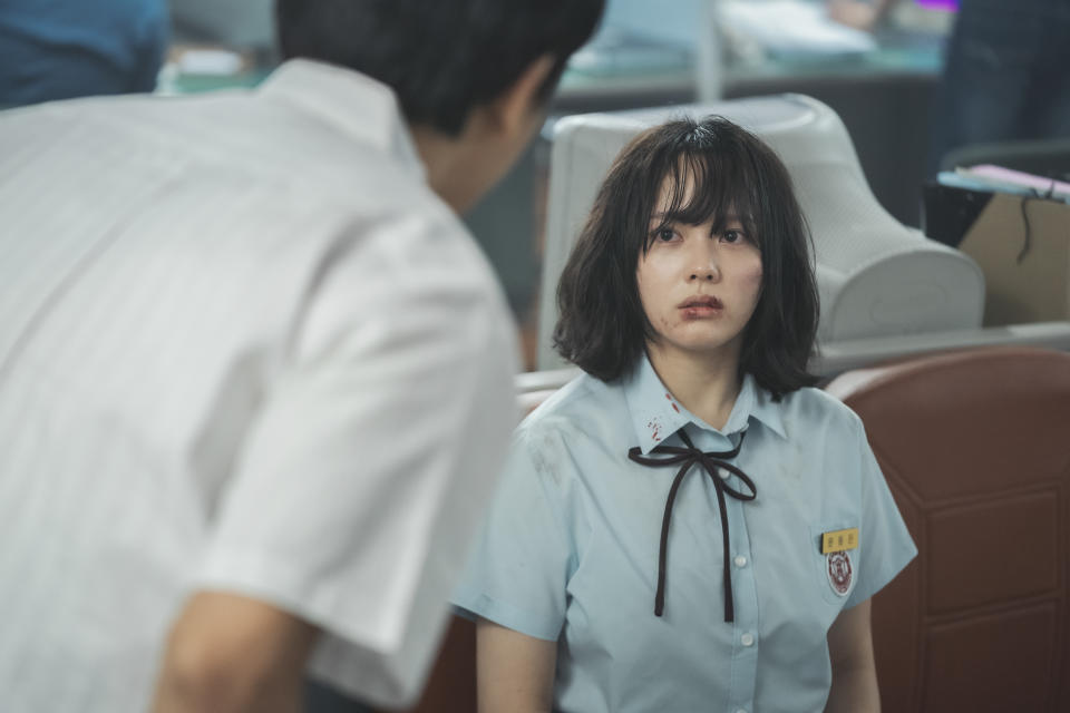 Jung Ji-so as a teenaged Moon Dong-eun<span class="copyright">Graphyoda/Netflix</span>