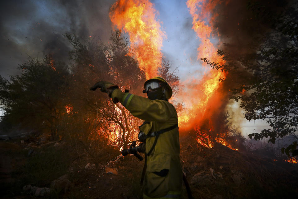 Un bombero combate las llamas en Córdoba, Argentina, el lunes 12 de octubre de 2020. (AP Foto/Nicolas Aguilera)