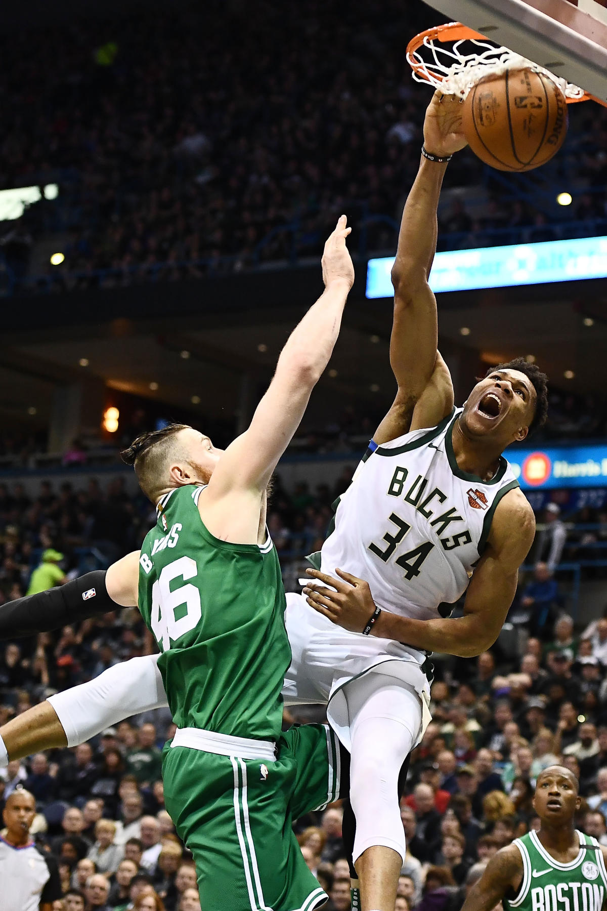 Giannis Antetokounmpo tries to tear Aron Baynes' head off, again