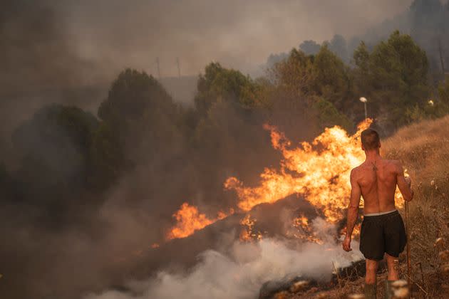 Los vecinos durante las labores de extinción del fuego en Bages. (Photo: Europa Press News via Getty Images)