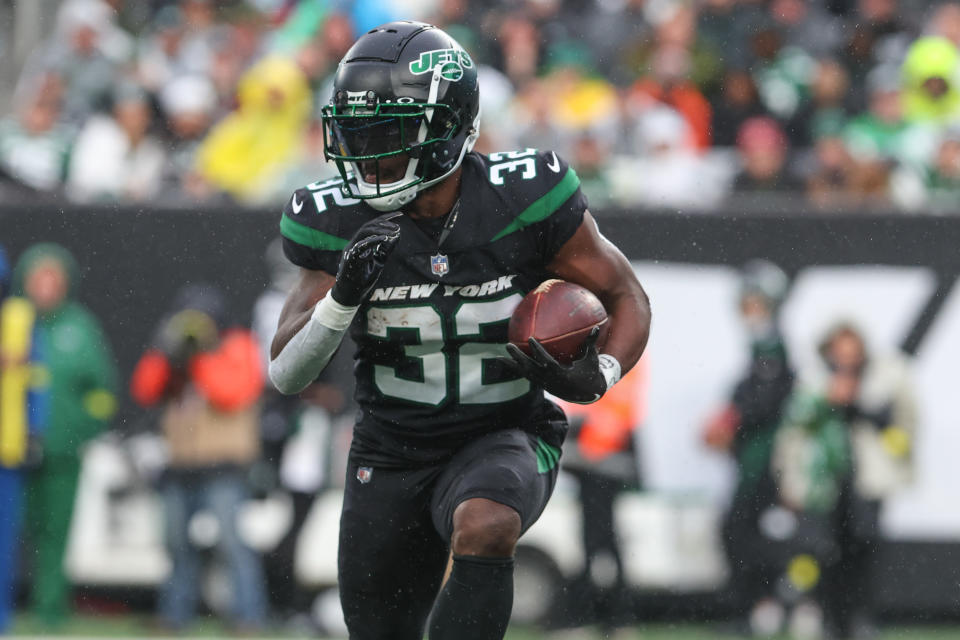 Nov 27, 2022; East Rutherford, New Jersey, USA; New York Jets running back Michael Carter (32) runs with the ball against the <a class="link " href="https://sports.yahoo.com/nfl/teams/chicago/" data-i13n="sec:content-canvas;subsec:anchor_text;elm:context_link" data-ylk="slk:Chicago Bears;sec:content-canvas;subsec:anchor_text;elm:context_link;itc:0">Chicago Bears</a> during the first half at MetLife Stadium. Mandatory Credit: Ed Mulholland-USA TODAY Sports