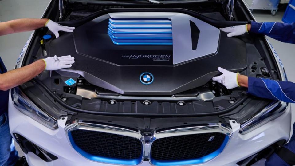 不過iX5 Hydrogen不是純氫燃料車，還「混搭」五代eDrive電池電動技術。(圖片來源/ BMW)