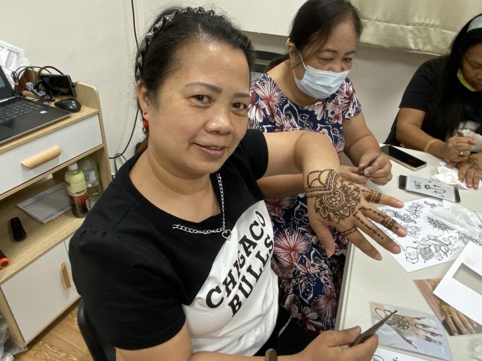 菲律賓新住民燕燕在手上彩繪美麗的圖紋。（移民署提供）