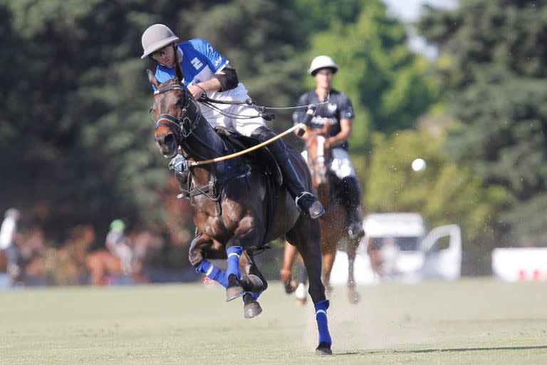 Golpe de cogote de Matías Torres Zavaleta, que aportó un par de goles en el 12-8 de la Z a La Ensenada en la primera semifinal del Abierto de Tortugas; en 2019 fue parte del disruptivo La Natividad de los hermanos Castagnola.