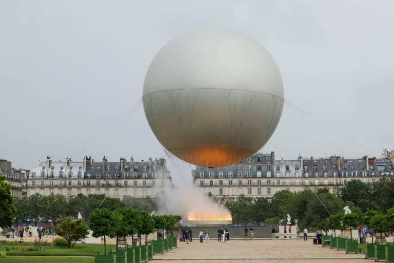 Esta vista general muestra el pebetero olímpico situado en el Jardín de las Tullerías en París, el 27 de julio de 2024. (Geoffroy VAN DER HASSELT)