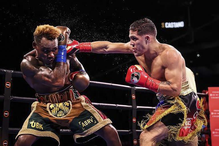 Brian Castaño se vio ganador frente a Jermell Charlo en San Antonio.