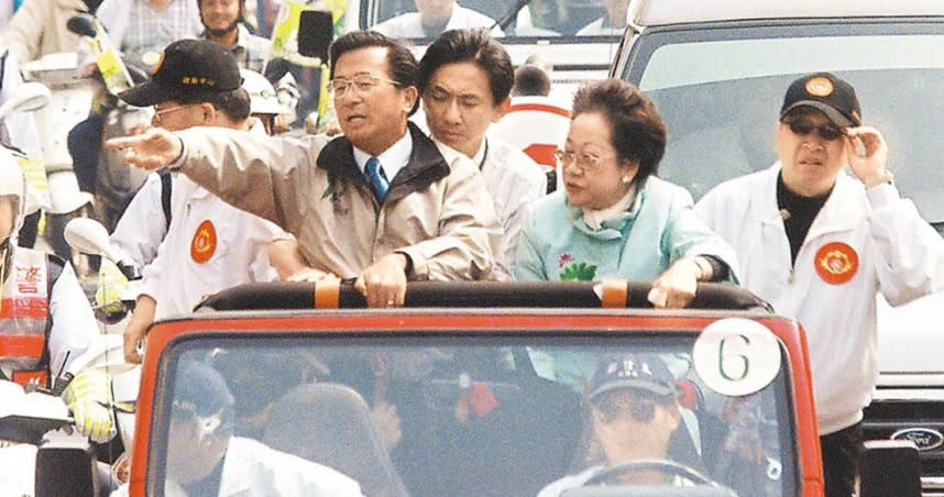 2004年3月19日，陳水扁（左）與呂秀蓮（右）在台南掃街拜票時遭到槍擊，影響總統大選走向，讓連戰在新書中強烈質疑扁陣營當時藉該事件搞選舉操作。（圖／報系資料照）