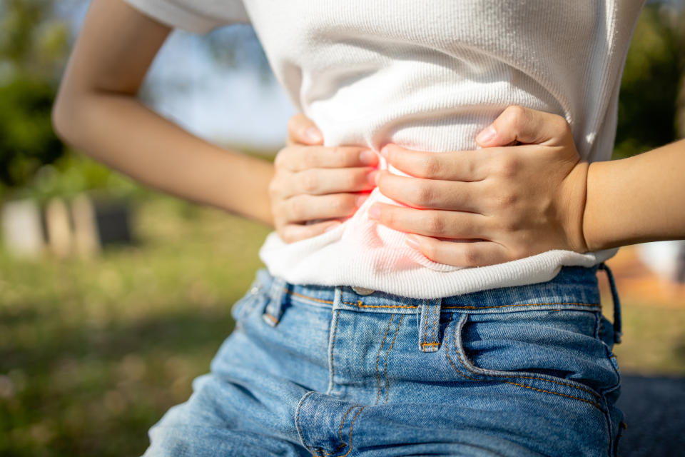 La gastritis es un grupo de enfermedades cuyo factor común es la inflamación del revestimiento del estómago. El dolor agudo en la parte superior del abdomen es uno de sus síntomas. (Getty Creative)