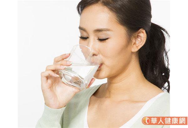 喝水不足的話，也容易引起泌尿道結石的問題。