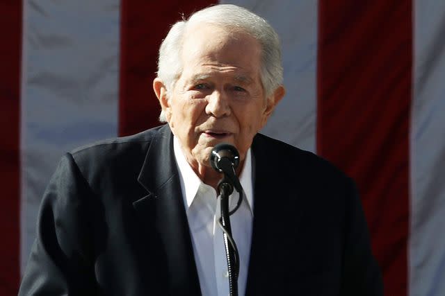 Win McNamee/Getty Pat Robertson