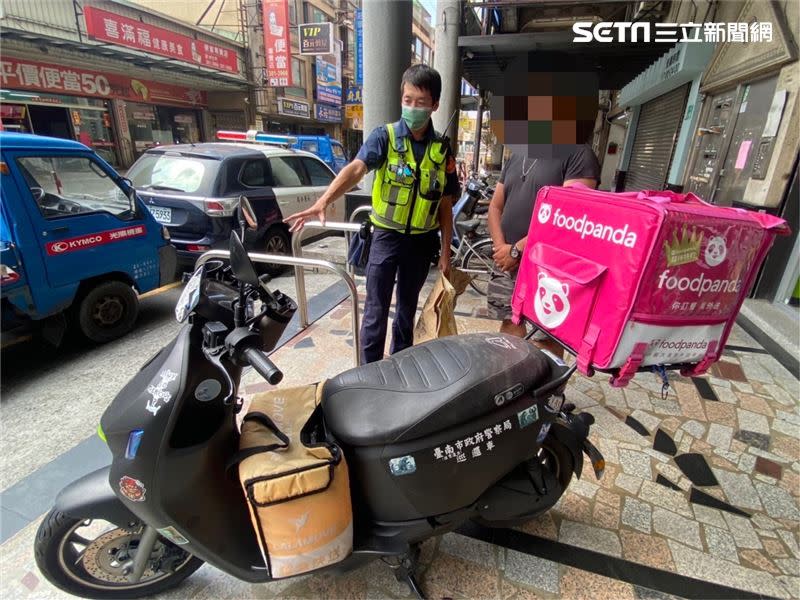 台南高姓外送員在機車貼上「臺南市政府警察局巡邏車」等字樣遭送辦。（圖／翻攝畫面）