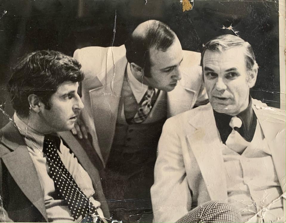 Glenn Wilkes (Right) alongside Indiana coach Bobby Knight in the 1970s, listening to former college assistant Glen Korobov.