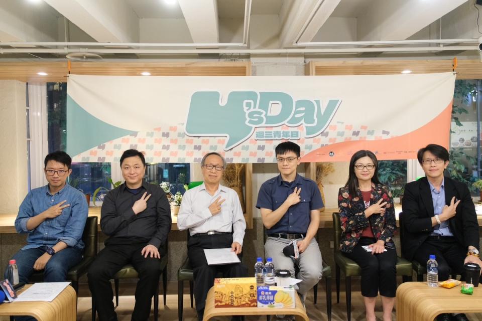 Y’s Day「週三青年日」今（3）天舉辦第47場活動「清明時節想起誰？尋找台灣民族的先驅者」。舞台上由左至右為吳亮衡、藍弋丰、李筱峰、陳方隅、連楨惠、董思齊。   圖：Y’s Day「週三青年日」提供